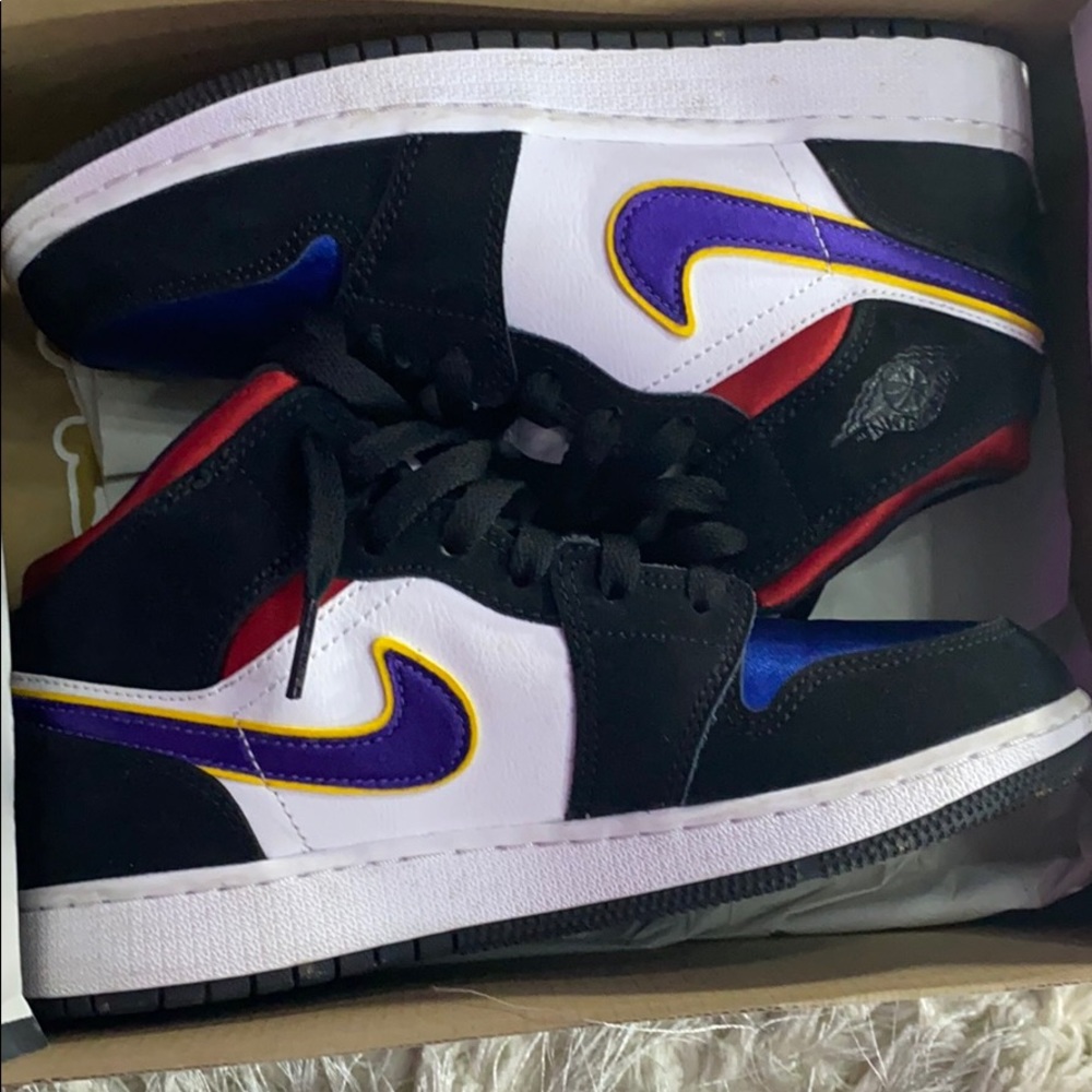 Air Jordan 1 mid SE (GS) rivals